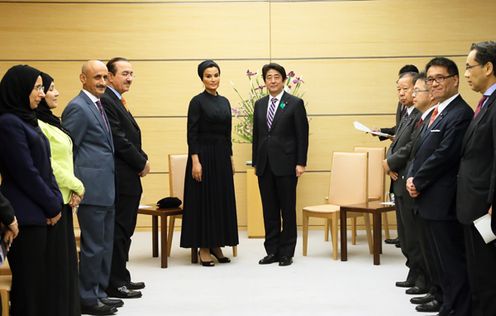 安倍总理在总理大臣官邸接受了卡塔尔前首长王妃殿下莫扎(卡塔尔财团总裁) 的拜会。