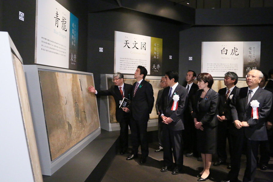 安倍总理在东京国立博物馆参观了“KITORA古坟壁画”特别展的预展。
