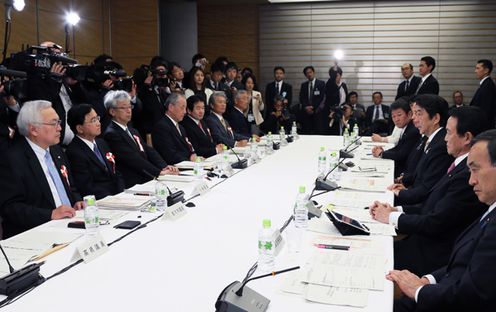 安倍总理在总理大臣官邸召开了“2014年第六次经济财政咨询会议及第四次经济财政咨询会议・产业竞争力会议联合会议”。