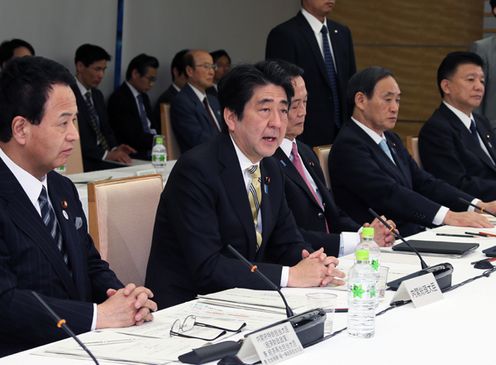安倍总理在总理大臣官邸召开了“2014年第六次经济财政咨询会议及第四次经济财政咨询会议・产业竞争力会议联合会议”。