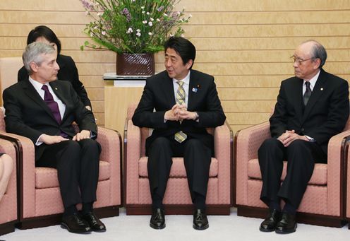 安倍总理在总理大臣官邸接受了2014年（第30届）“日本国际奖”获奖者的拜会。