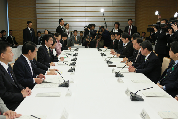 安倍总理在总理大臣官邸召开了第一次2020年东京奥运会・残奥会等相关阁僚会议。