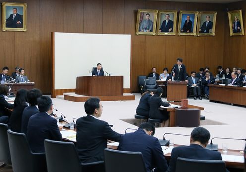 安倍总理出席了众议院总务委员会。
