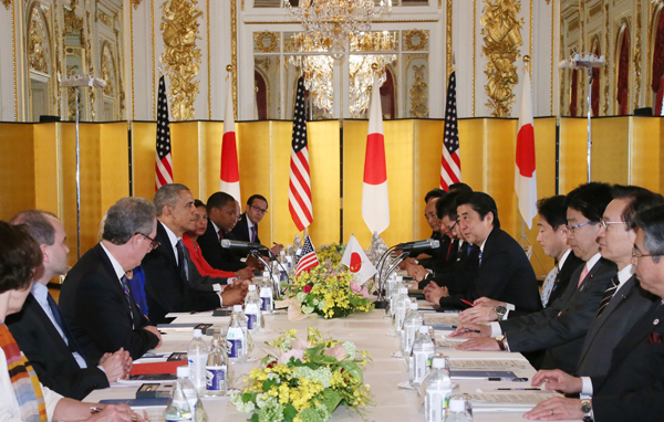 安倍总理在迎宾馆与美利坚合众国总统贝拉克•奥巴马举行了会谈及联合记者招待会。