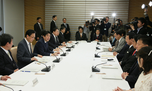 安倍总理在总理大臣官邸召开了第二次国土強靭化推进本部会议。