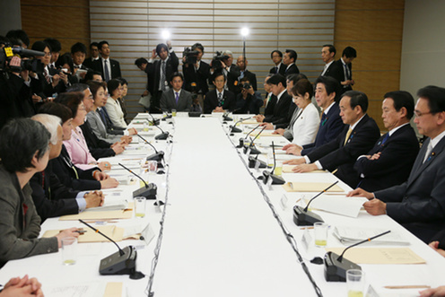 安倍总理在总理大臣官邸出席了2014年第一次（总计第43次）男女共同参与会议。