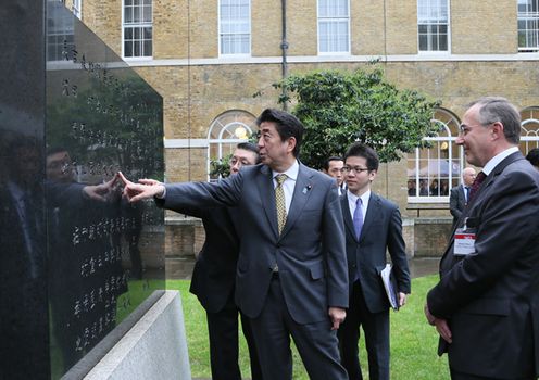 安倍总理访问了英国。