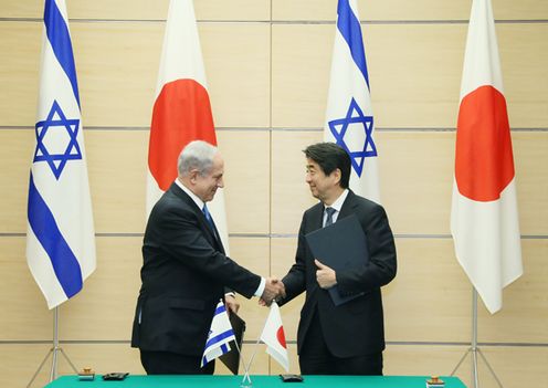安倍总理在总理大臣官邸与以色列国总理本雅明•内塔尼亚胡举行了会谈等。