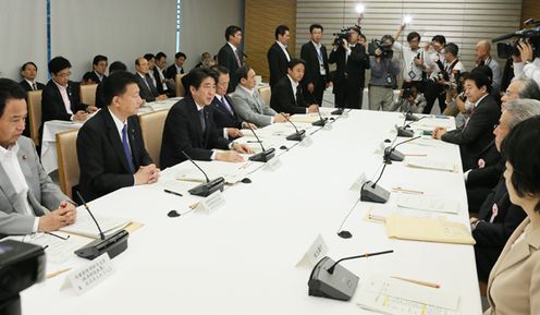 安倍总理在总理大臣官邸召开了第五次国家战略特别区域咨询会议。