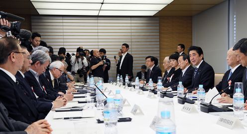 安倍总理在总理大臣官邸召开了第七次“有关重建安全保障法律基础的恳谈会”。