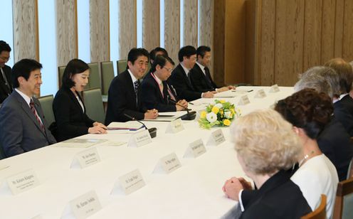 安倍总理在总理大臣官邸接受了日英友好21世纪委员会英方委员的拜会。