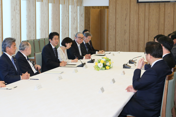 安倍总理在总理大臣官邸接受了日韩下一代领导人交流活动参加者的拜会。