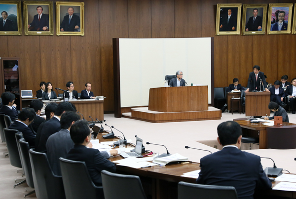 安倍总理出席了众议院经济产业委员会。