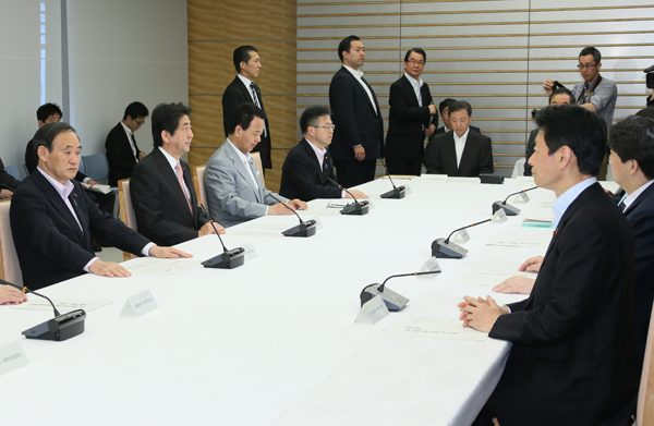 安倍总理在总理大臣官邸出席了第十一次“有关跨太平洋伙伴关系协议（TPP）的主要阁僚会议”。
