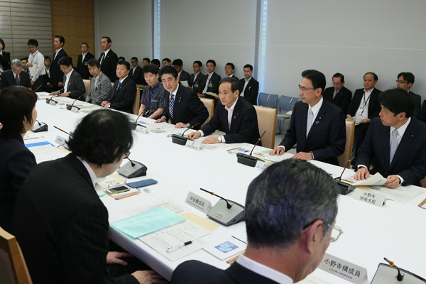 安倍总理在总理大臣官邸出席了信息安全政策会议第三十九次会议。