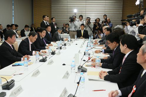 安倍总理在总理大臣官邸召开了“第五次经济财政咨询会议・产业竞争力会议联合会议”。
