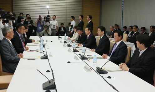 安倍总理在总理大臣官邸召开了第三次产业竞争力会议专题会议。