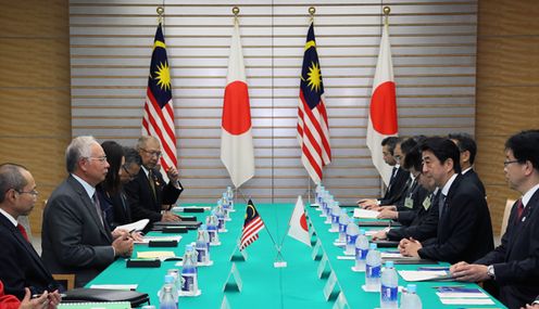 安倍总理在总理大臣官邸与马来西亚总理纳吉布•拉扎克举行了会谈等。