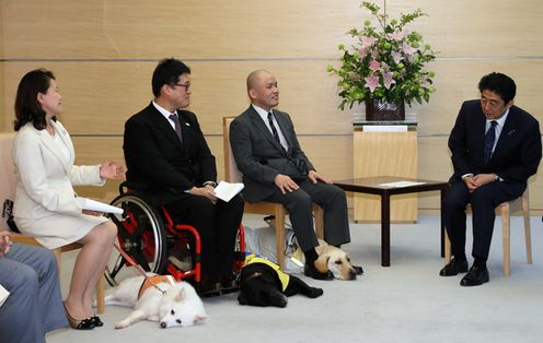 安倍总理在总理大臣官邸接受了残障人士辅助犬使用者的拜访。