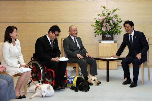安倍总理在总理大臣官邸接受了残障人士辅助犬使用者的拜访。