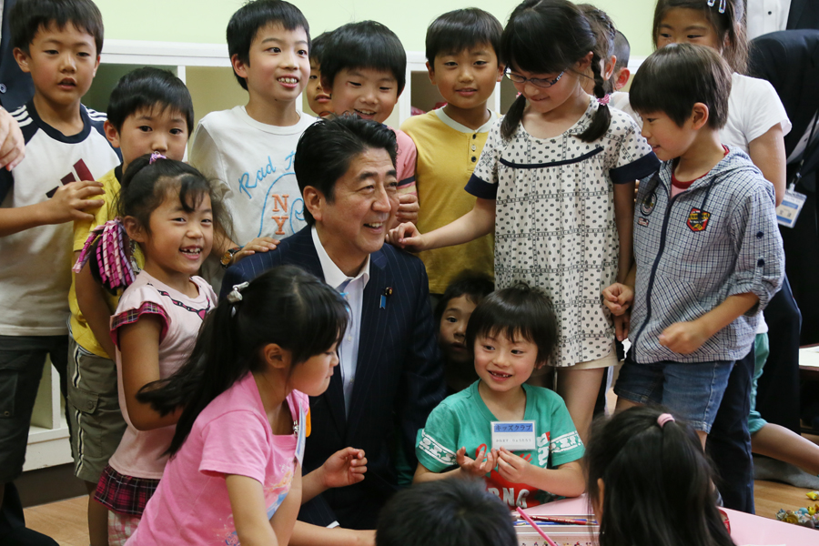 安倍总理走访横滨市内的小学并视察了课后儿童俱乐部。