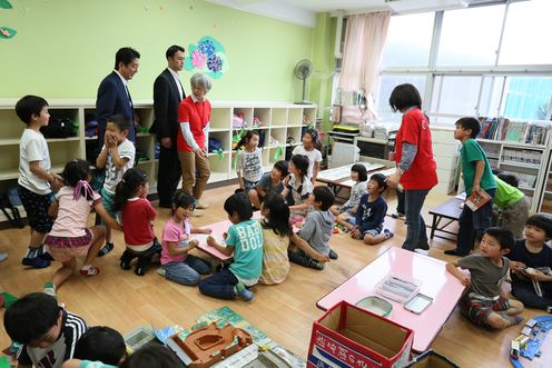 安倍总理走访横滨市内的小学并视察了课后儿童俱乐部。