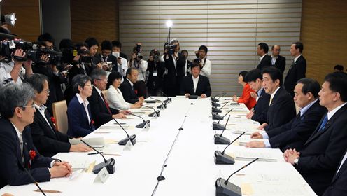 安倍总理在总理大臣官邸召开了第一次综合科学技术・创新会议。