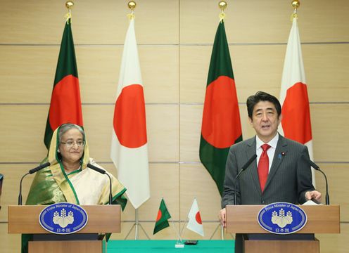 安倍总理在总理大臣官邸与孟加拉人民共和国总理谢赫・哈西娜举行了会谈等。