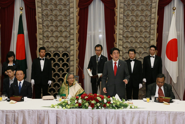 安倍总理在总理大臣官邸与孟加拉人民共和国总理谢赫・哈西娜举行了会谈等。