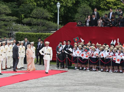 安倍总理在迎宾馆为正式访问日本的孟加拉人民共和国总理哈西娜举行了欢迎仪式。