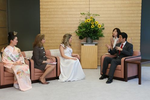 安倍总理在总理大臣官邸接受了第六十六代全美樱花女王蕾尼・希维尔等的拜会。