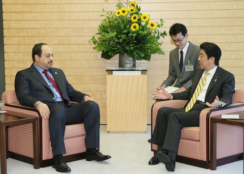 安倍总理在总理大臣官邸接受了卡塔尔国外交部长哈利德•本•穆罕默德•阿提亚的拜会。