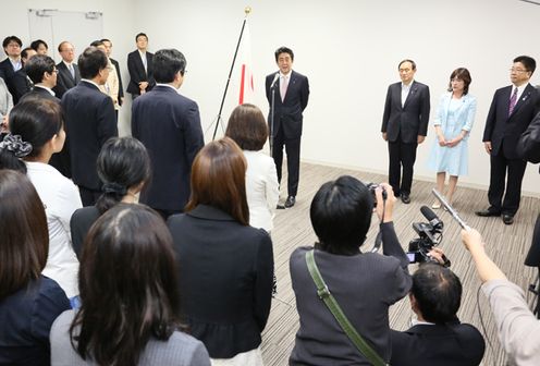 安倍总理举行了内阁人事局的挂牌仪式并对职员进行了训示。