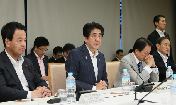安倍总理在总理大臣官邸召开了2014年第十一次经济财政咨询会议。