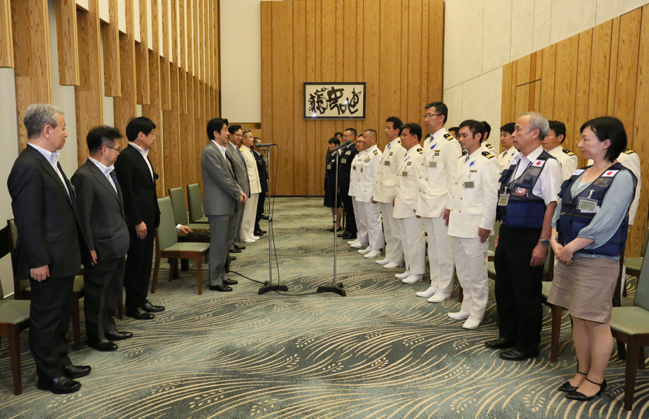 安倍总理在总理大臣官邸接受了国际紧急救援队的拜会。
