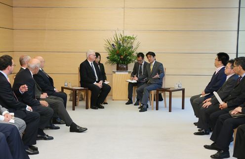 安倍总理在总理大臣官邸接受了日美安全保障研究会美方委员一行的拜会。