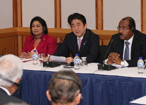 正在访问特立尼达和多巴哥共和国的安倍总理举行了日本・加勒比共同体首脑会谈等。