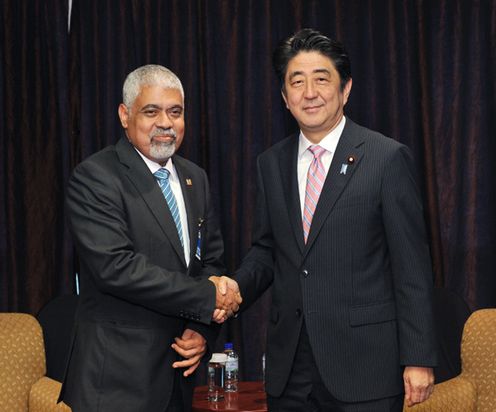 正在访问特立尼达和多巴哥共和国的安倍总理举行了日本・加勒比共同体首脑会谈等。