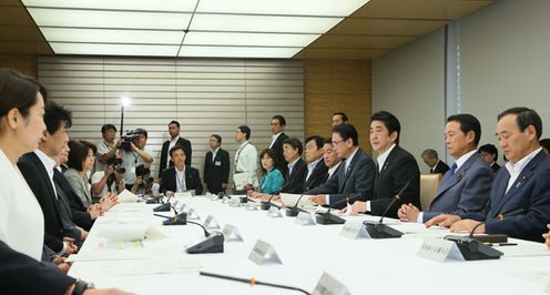 安倍总理在总理大臣官邸召开了第二次绑架问题对策本部会议。