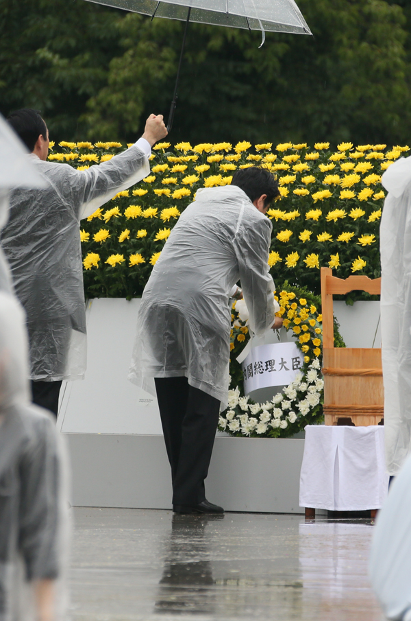 安倍总理出席了在广岛市中区和平纪念公园举行的广岛市原子弹爆炸遇难者悼念暨和平祈愿仪式。