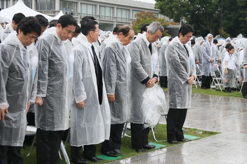 安倍总理出席了在广岛市中区和平纪念公园举行的广岛市原子弹爆炸遇难者悼念暨和平祈愿仪式。