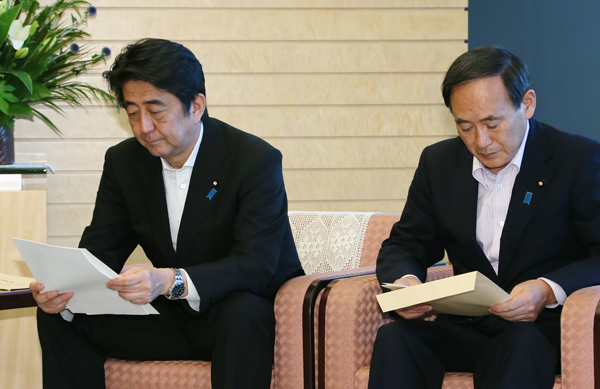 安倍总理在总理大臣官邸接收了执政党东日本大地震复兴加速化本部递交的第四次提议书。