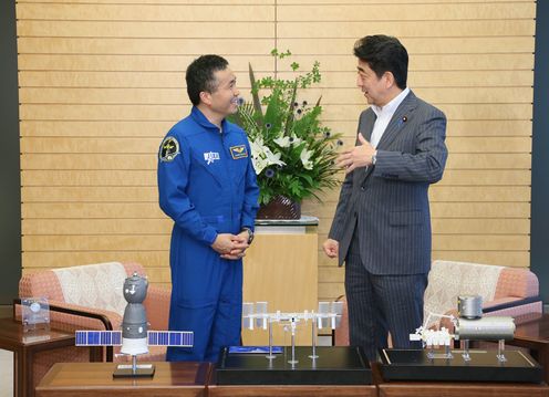 安倍总理在总理大臣官邸接受了宇航员若田光一的拜会。