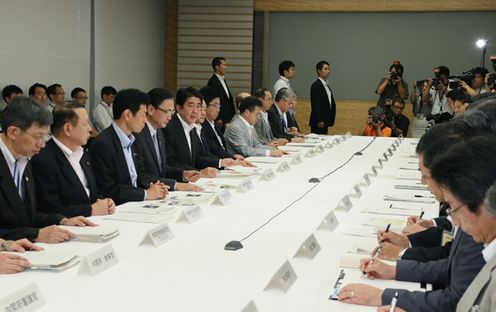 安倍总理出席了在总理大臣官邸召开的第4次关于8月15日起连降暴雨的相关省厅灾害对策会议。