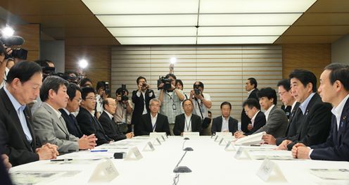 安倍总理在总理大臣官邸召开了关于2014年8月暴雨的相关阁僚会议。