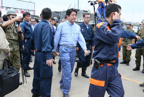 安倍总理为了把握因暴雨造成的泥石流灾害受灾情况，视察了广岛市。