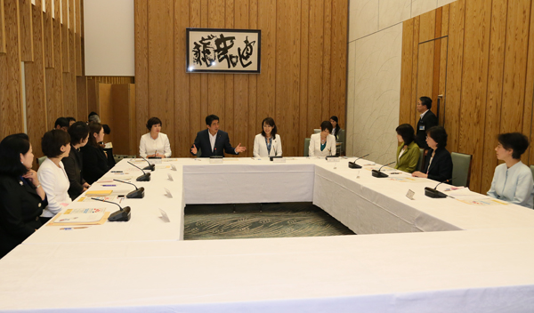 安倍总理在总理大臣官邸出席了与女性有识之士的意见交换会。 