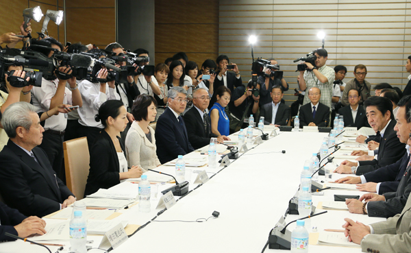 安倍总理在总理大臣官邸召开了第2次关于城市・居民・工作创生的有识之士恳谈会。