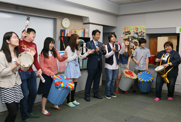 安倍总理视察了东京都内的自由学校“东京SHURE”。