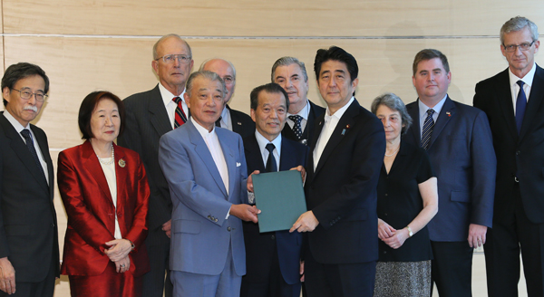 安倍总理在总理大臣官邸与日本财团会长笹川阳平及放射线健康管理国际专家会面。